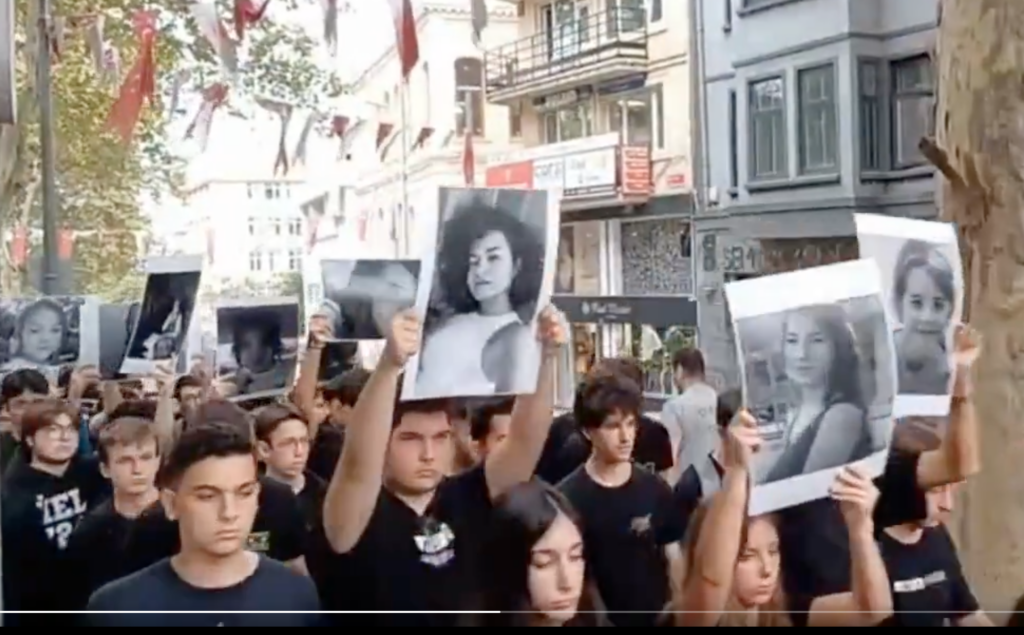 İstanbul Erkek Lisesi Öğrencilerinden Kadın Cinayetlerine Sessiz Yürüyüş